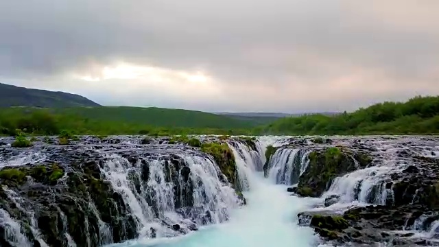 鸟瞰图美丽的Bruarfoss瀑布在冰岛视频素材