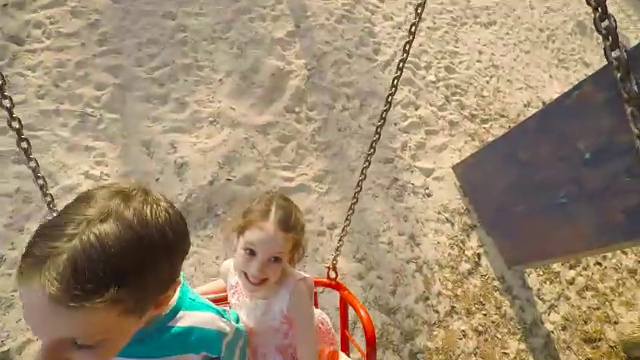 三个孩子在操场上玩耍的视频视频素材
