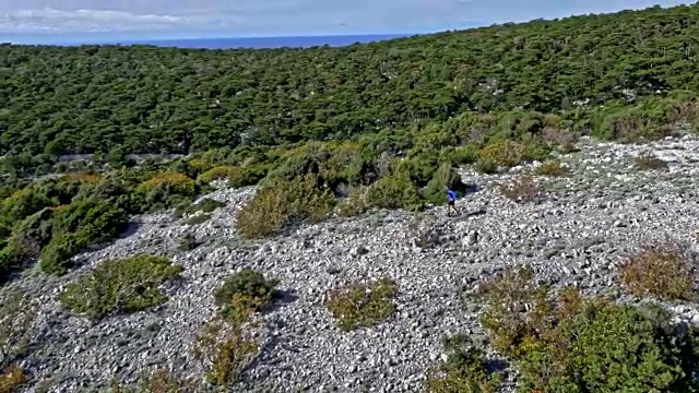 空中跑步的人在一个阳光明媚的山上俯瞰亚得里亚海和附近的岛屿视频素材