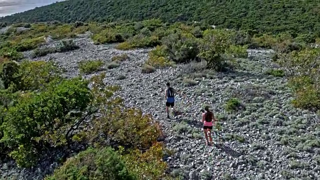 男男女女跑步者跑下岩石山俯瞰美丽的亚得里亚海视频素材