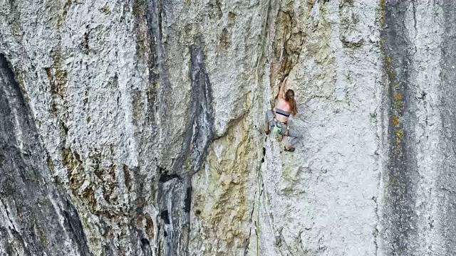 空中的女性攀登者正在爬上白色的悬崖视频下载