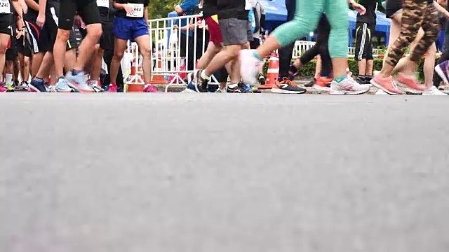 城市马拉松比赛。人们的脚靠近视频素材