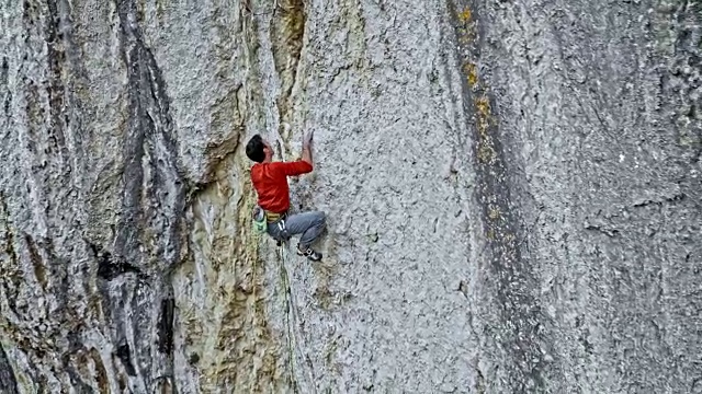 空中男子在悬崖上攀岩视频下载
