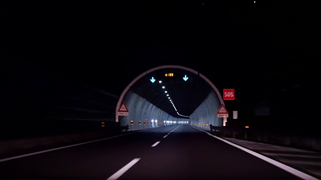 在隧道内驾驶视频下载