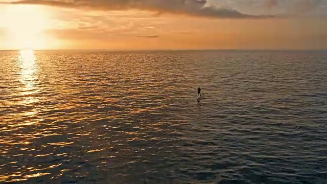 飞机上的人在夕阳下划桨视频素材