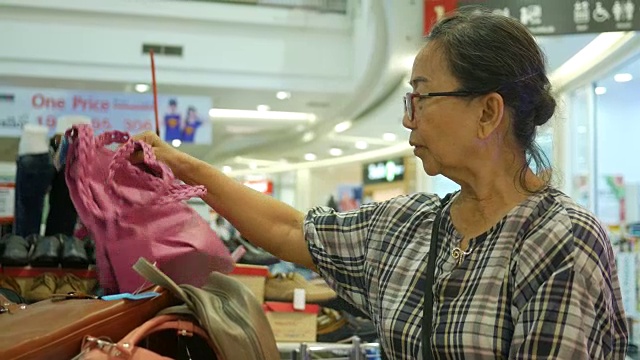 亚洲老年女性在购物中心购物视频下载