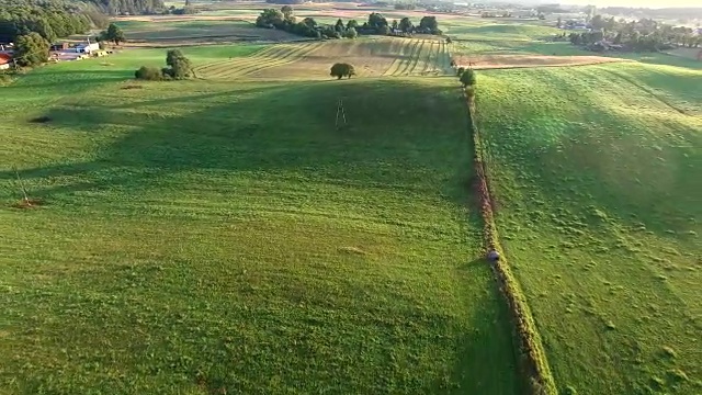 日出时农田景观的空中鸟瞰图视频素材