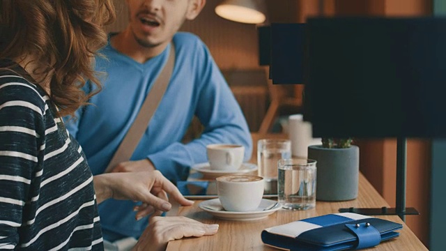 一名男子在咖啡馆里使用平板电脑视频素材