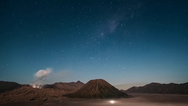 美丽的银河在印度尼西亚的bromo山的4K时间流逝。视频素材