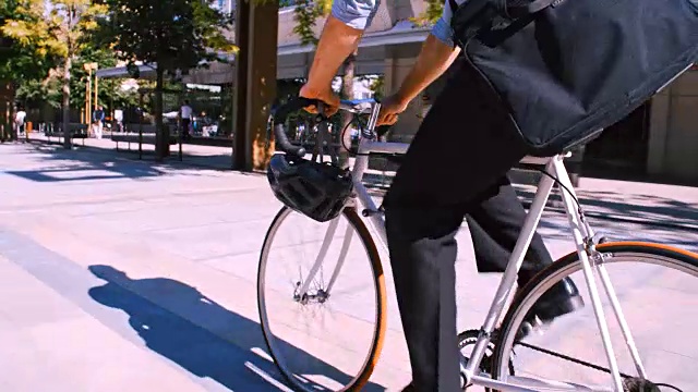 一个不知名的商人骑着他的自行车视频素材