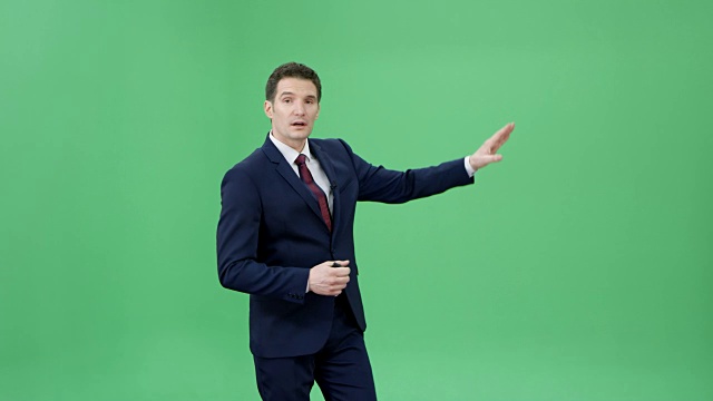 男性白种人天气主持人介绍天气预报视频素材