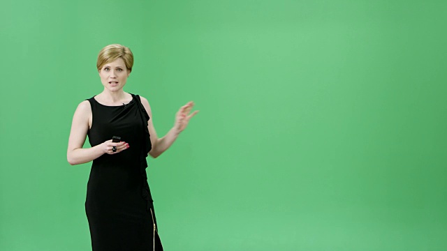 一个金发短发的白人女人正在播报天气预报视频素材