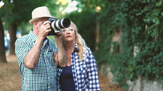 老夫妇在大自然中拍照。视频下载