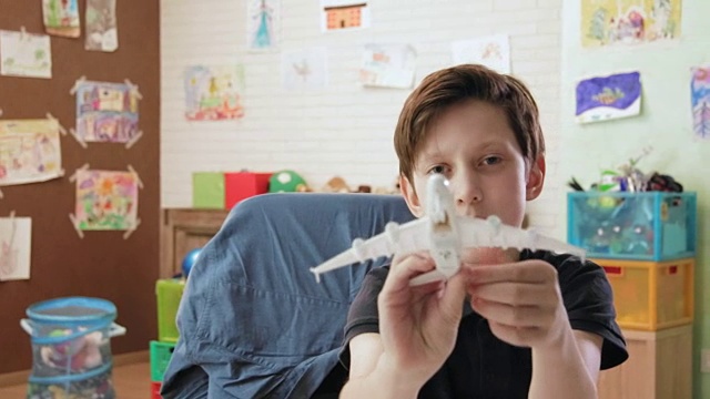 可爱的男孩在玩玩具飞机视频素材