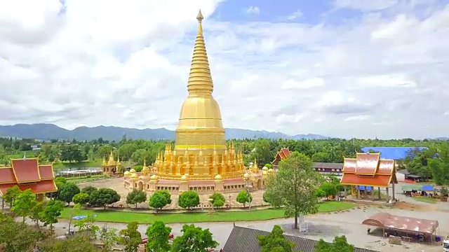 鸟瞰图Wat Prabudhabaht Huay tom Lamphun省的地标泰国视频下载