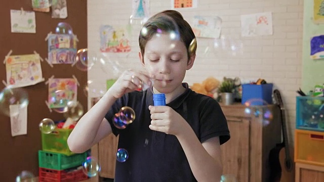 可爱的男孩吹泡泡玩得很开心视频素材