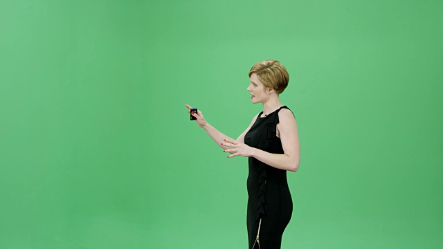 一个穿着黑裙子的白人女人在谈论天气预报视频素材
