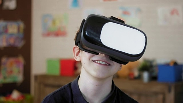 一个可爱的小男孩戴着虚拟现实头盔的肖像视频素材
