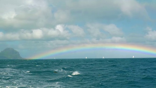蓝色海洋上的彩虹视频素材