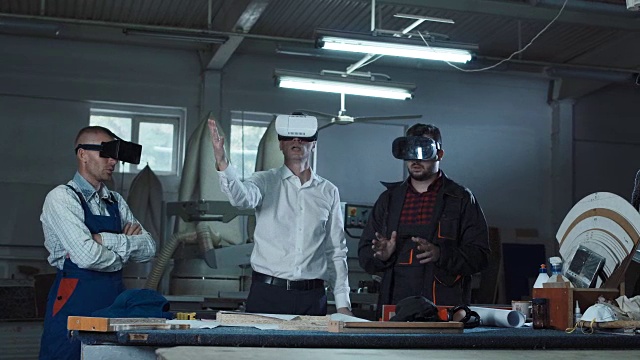 男人们戴着VR头盔，做着细木工视频下载