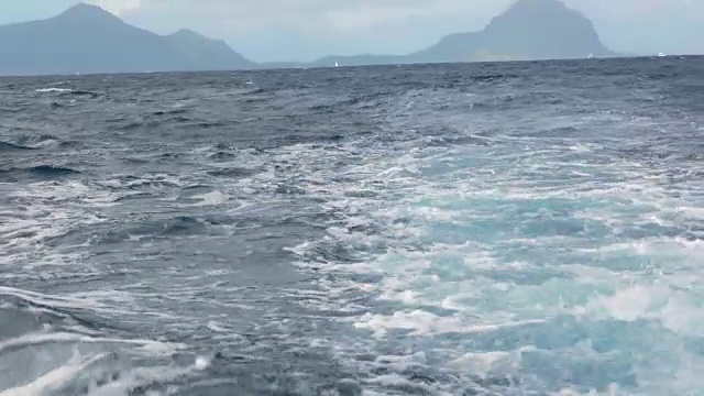 海浪和遥远的岛屿，从船上看视频素材