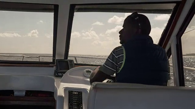 船长驾驶游艇的时间视频素材