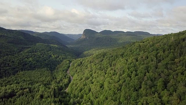夏季北方自然森林和山地鸟瞰图视频素材