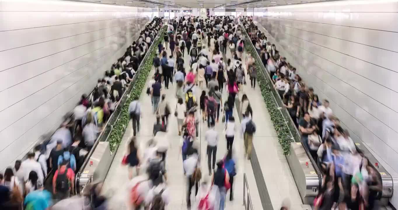一段时间内，一群人在早高峰时间乘坐香港地铁视频购买