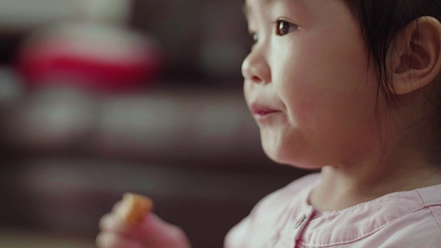 可爱的小女孩吃饼干视频素材