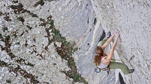 女性攀登者攀登悬崖视频下载