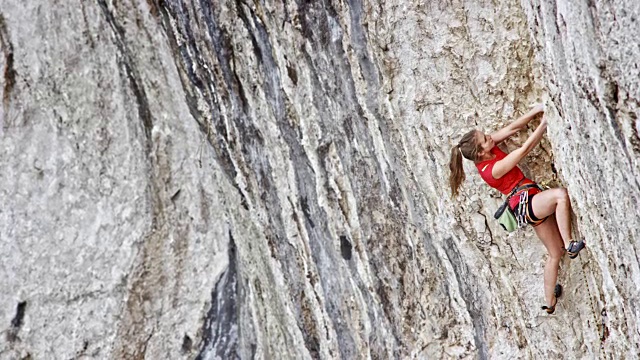 TD女人在悬崖上攀岩视频素材