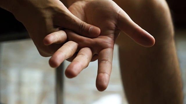 亚洲男人按摩他的手疼痛视频下载