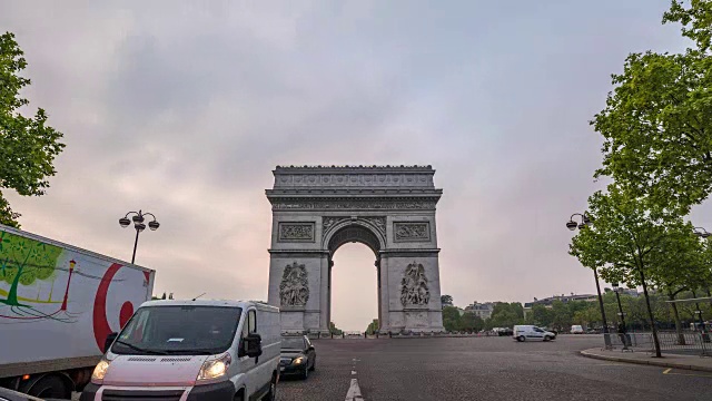 法国巴黎凯旋门和香榭丽舍大道上的巴黎城市天际线，4K时间流逝视频素材