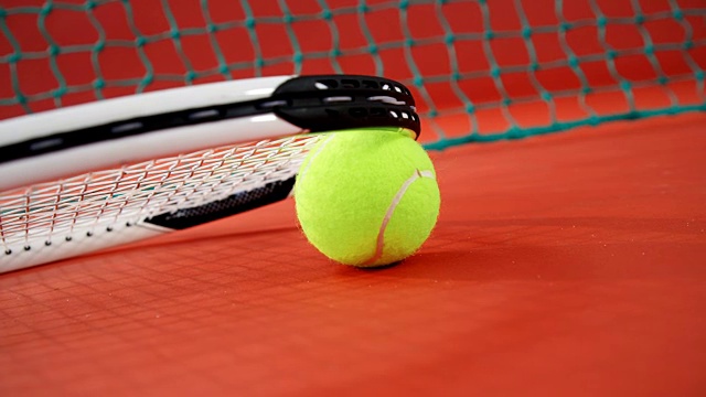 球拍安排在4k球场的网球上视频下载