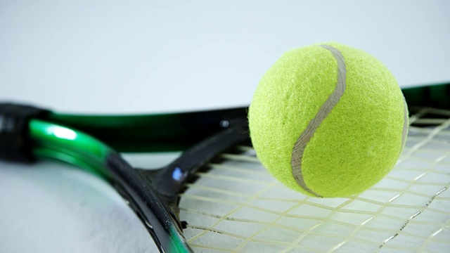 球拍和网球在白色背景4k视频下载