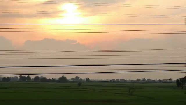 泰国铁路上的黄昏之光。视频素材