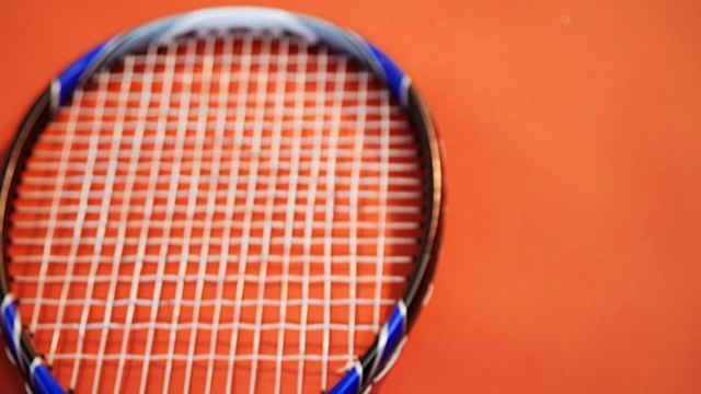 特写网球，腕带和拍子在红色地板4k视频下载