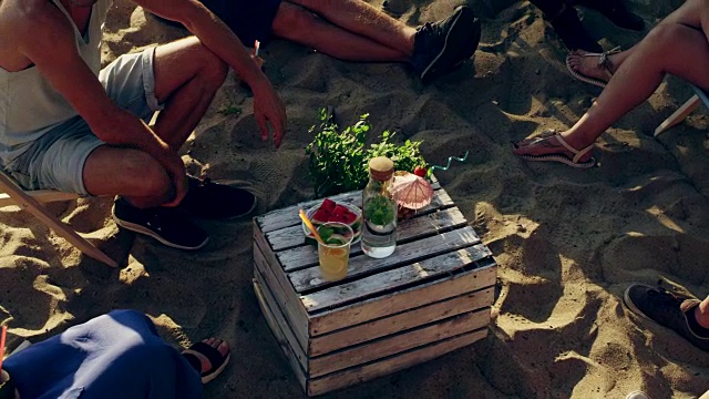 一群朋友在野餐。城市沙滩视频素材