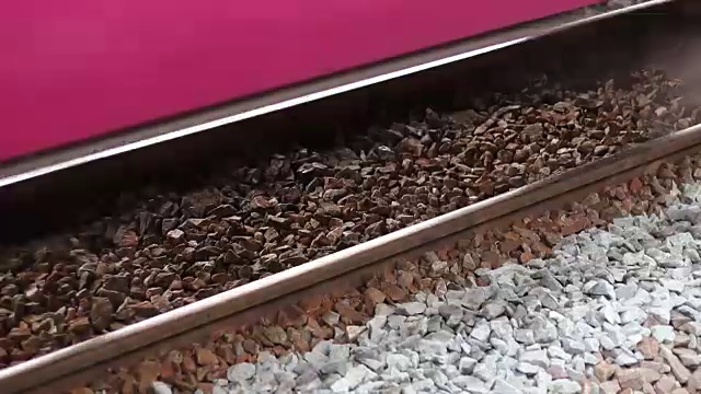 火车通过铁轨的特写。视频素材