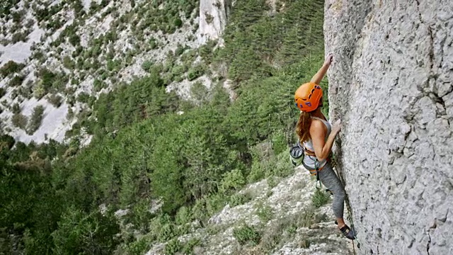 女性攀登者定位快扣和夹住绳子视频素材