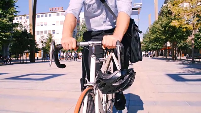 SLO MO商人骑自行车穿过城市视频素材