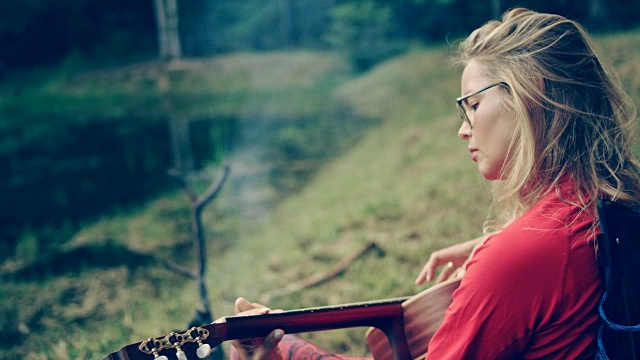 露营。弹奏吉他的女人视频素材