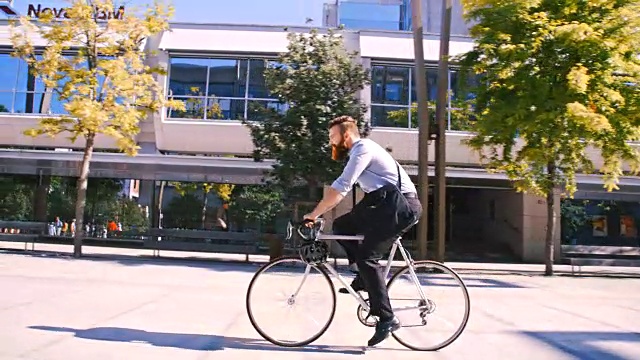 SLO MO潮人在城市里骑自行车视频素材