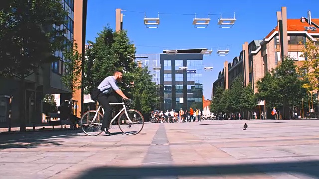 SLO MO潮人在城市里骑自行车视频素材