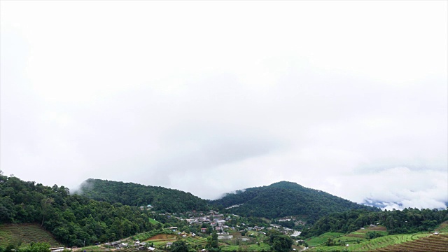 UltraHD。在泰国清迈的Mon Cham山谷，雾和云在天空和山上移动的戏剧性场景的时间流逝。视频素材