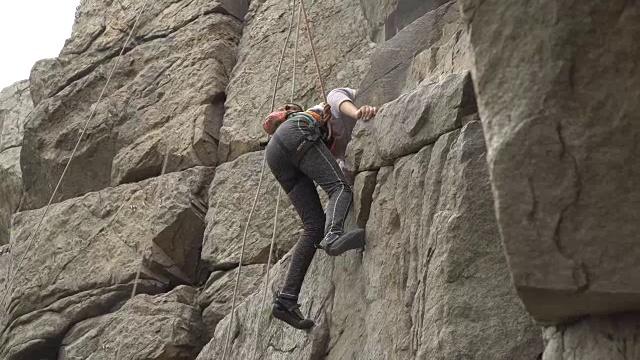 女孩在大自然中攀岩视频下载
