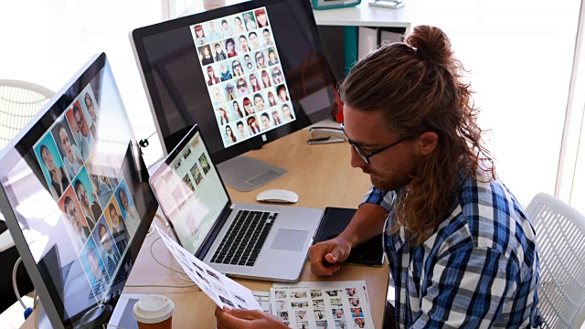 一名男性高管在办公桌前使用笔记本电脑和图形平板电脑，工作时间是4k视频素材