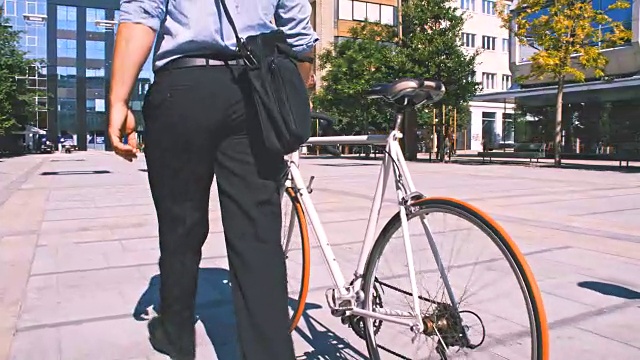 SLO MO在城市里推着他的自行车视频素材