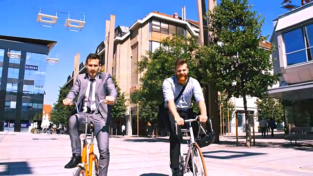 SLO MO朋友在城市里骑自行车时分开视频素材