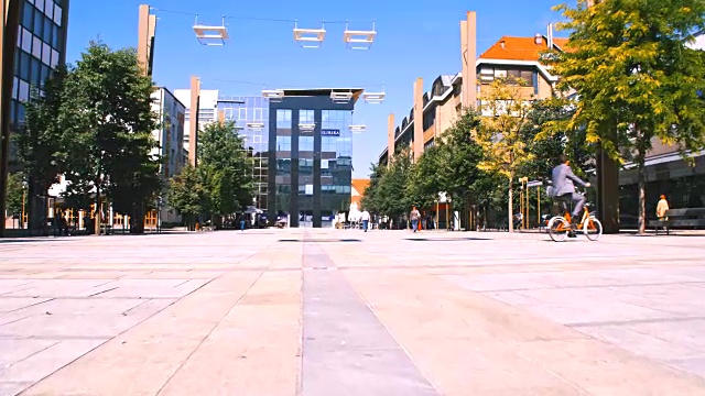 两个商人在城市里骑着自行车互相问候视频素材